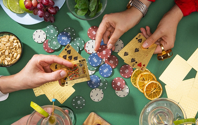 仲のいい友人たちとダーツやゲーム